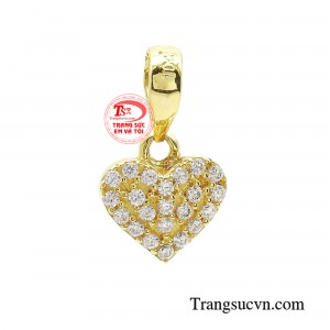 Mặt dây trái tim kiêu hãnh là một trong những loại trang sức đơn giản nhưng rất quan trọng trong việc tạo nên vẻ đẹp cho người phụ nữ.