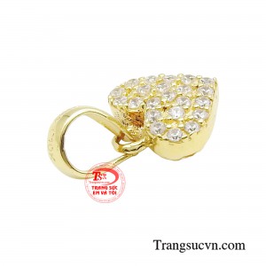 Nó là một món trang sức không thể thiếu trong tủ đồ của phái đẹp và luôn là điểm nhấn cho bất kỳ trang phục nào.