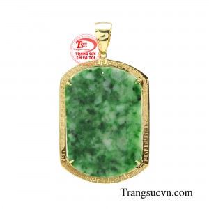 Mặt ngọc cẩm thạch bọc vàng đẳng cấp được mệnh danh là loại đá có khả năng hút dưỡng khí và gữ lại năng lượng tích cực, giúp tăng cường sinh khí và mang lại sự cân bằng cho người sử dụng. 