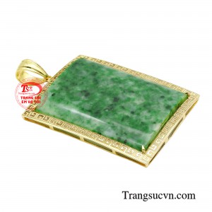 Chiếc mặt dây với thiết kế to bản được bọc vàng 14k sang trọng giúp người đeo thể hiện được phong thái uy quyền, dũng mãnh.