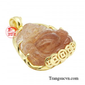 Những người mệnh hỏa và thổ nên đeo mặt dây chuyền phật di lặc dá thạch anh tóc đỏ nâu để cầu bình an, phúc lộc.