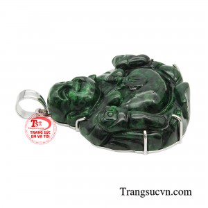 Đeo mặt dây phật di lặc bên mình để giúp bảo hộ bình an, hóa giải tai ương, sát khí, thu hút vận may, tăng cơ hội phát triển, thăng tiến.