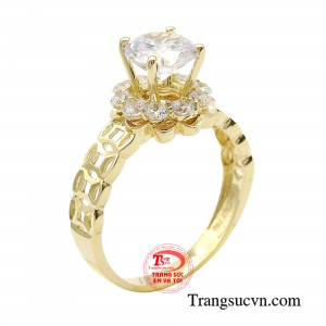 Nhẫn kim tiền thời thượng là loại nhẫn được thiết kế từ những đồng tiền xu nối liền nhau tạo thành một vòng tròn kim tiền liên tục với thiết kế tỉ mỉ và trau chuốt. 