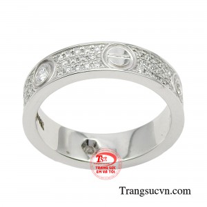 Cùng với đó là sự khéo léo, kỳ công của người thợ trong việc đính những viên kim cương tấm xung quanh.