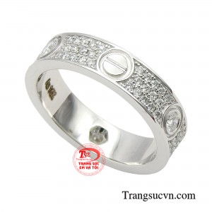 Với sắc trắng sang trọng cùng vẻ đẹp lấp lánh từ những viên kim cương.