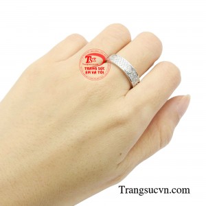 Chiếc nhẫn này sẽ giúp bạn trông mạnh mẽ và cuốn hút hơn.