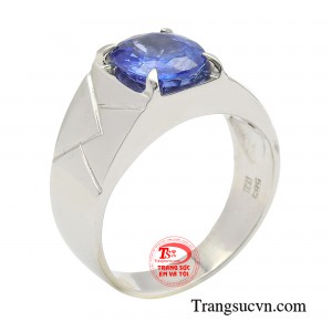 Nhẫn nam sapphire phong lưu đơn giản, thanh lịch. Không cần quá nhiều chi tiết cầu kì, hoa mĩ, phức tạp, bằng xu hướng tối giản hóa thiết kế, mẫu nhẫn vẫn toát lên vẻ sang trọng, đẳng cấp.