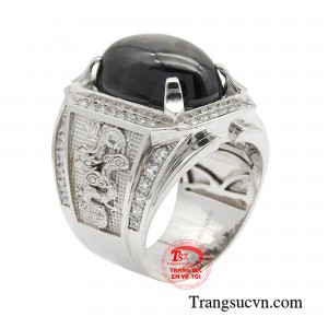 Nhẫn nam sapphire quyền uy được xem là biểu tượng của sự thông thái và quyền lực.