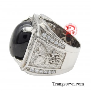 Qua bàn tay hào hoa của các nhà kim hoàn bậc nhất, vẻ đẹp của sapphire được tôn vinh một cách trọn vẹn.