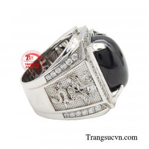 Sự kết hợp hoàn hảo từ sắc đen huyền bí, sang trọng của đá màu Sapphire trên chất liệu vàng trắng sáng bóng thời thượng, bản nhẫn dày dặn, cứng cáp giúp tôn lên sự đẳng cấp, uy quyền của các quý ông.