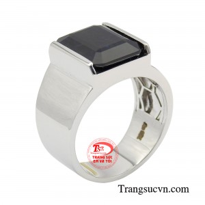 Nhẫn nam sapphire vàng trắng tôn vinh vị thế, thể hiện quyền lực, đẳng cấp và khả năng tài chính, giúp nam giới tự tin đàm phán, dễ dàng thành công hơn trong sự nghiệp.
