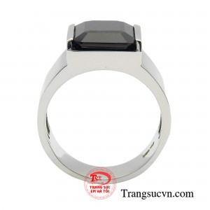 Đặc biệt, đá sapphire rất được lòng những người thành đạt bởi bên cạnh vẻ đẹp đẳng cấp, sang trọng