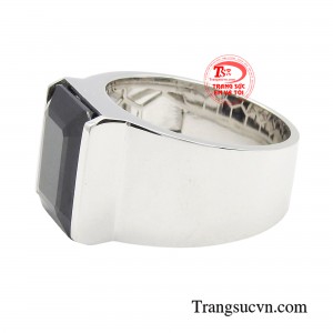 Qua từng đường nét tinh tế và mạnh mẽ, viên đá được cắt gọt tỉ mỉ, chiếc nhẫn không chỉ là món đồ trang sức thể hiện được quyền lực, vẻ nam tính của người đàn ông, mà còn là nguồn động lực, khích lệ tinh thần cho chủ nhân của mình.