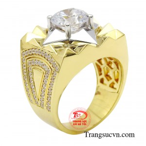 Nhẫn nam vàng phong cách phái mạnh có thiết kế bản dày dặn, sự nam tính được khắc họa rõ nét qua các đường nét góc cạnh. 