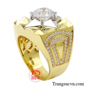 Đai nhẫn được chấm phá bởi đường nét khỏe khoắn, được đính nạm đá CZ để tạo nên sự khác biệt trên nền chất liệu vàng 18k tạo sự nổi bật lẫn phong cách thời thượng. 