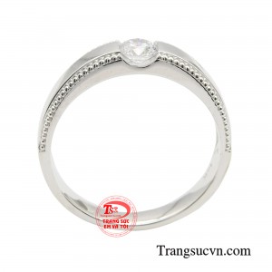 Nhẫn nam vàng trắng gây ấn tượng với phần đai nhẫn chạm khắc tinh tế tỉ mỉ cùng viên đá chủ lấp lánh được đặt chìm vào trong thân nhẫn