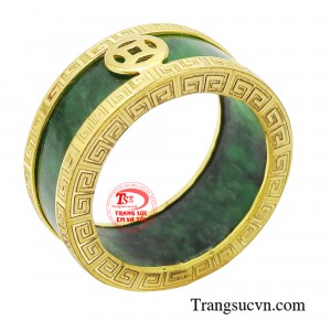 Nhẫn ngọc bọc vàng kim tiền sang quý là món trang sức cao cấp, sang trọng, mang ý nghĩa phong thủy tốt lành.
