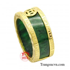 Với thiết kế tinh xảo, đường nét mềm mại, nhẫn ngọc cẩm thạch thiên nhiên bọc vàng kim tiền tôn lên vẻ đẹp nam tính, đẳng cấp cho người đeo.