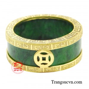 Sản phẩm chế tác từ ngọc cẩm thạch thiên nhiên là loại đá quý có giá trị cao, mang vẻ đẹp tinh khiết, sang trọng