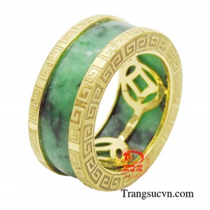Nhẫn ngọc bọc vàng sang trọng là món trang sức đẳng cấp, phù hợp với những người yêu thích sự tinh tế và thời thượng.