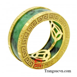 Đặc biệt, nhẫn ngọc bọc vàng còn mang ý nghĩa phong thủy tốt lành, giúp mang lại may mắn, tài lộc và sức khỏe cho người đeo.