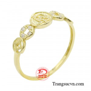 Nhẫn nữ kim tiền chữ lộc với thiết kế từ chuỗi các đồng tiền vàng kết nối nhau tạo thành vòng tròn khép kín