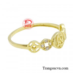 Chính bởi ý nghĩa biểu trưng cho tiền bạc, vào dịp năm mới, mẫu nhẫn này luôn được nhiều người ưa chuộng và săn đón. 