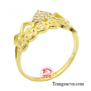 Nhẫn nữ kim tiền thời thượng là món trang sức gắn liền với may mắn, tài lộc.