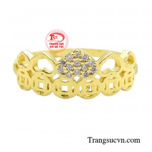 Thiết kế nhẫn trẻ trung được đính kết đá cùng họa tiết trái tim làm tăng thêm độ lấp lánh, rực rỡ cho người đeo.