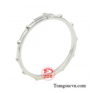 Nhẫn nữ thánh giá bình an được coi là biểu tượng của hy vọng, niềm tin và sự đoàn kết.