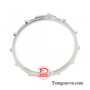 Ý nghĩa của chiếc nhẫn bạc là mang đến điềm lành.