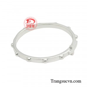 Màu trắng lấp lánh của bạc luôn mang đến cho người đeo cảm giác tươi mới, hiện đại và trẻ trung không bao giờ lỗi mốt.