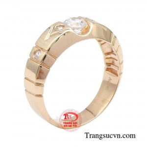 Nhẫn nữ vàng hồng cuốn hút là một sự lựa chọn hoàn hảo nếu như bạn thích mẫu nhẫn hiện đại nhưng không kém phần cuốn hút. 