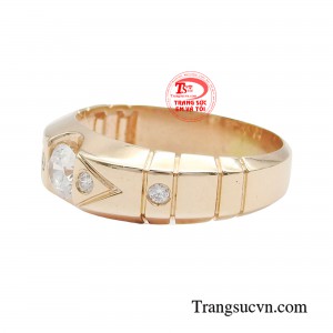 Sản phẩm chế tác từ chất liệu vàng hồng 14k sẽ làm bạn cảm nhận được một vẻ đẹp thời trang, ngọt ngào và đẳng cấp. 