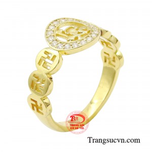 Nhẫn nữ vàng tây tài lộc không đơn thuần là món trang sức tạo điểm nhấn cho người đeo, mà còn có ý nghĩa phong thủy đặc biệt với khả năng mang đến may mắn và tiền tài.