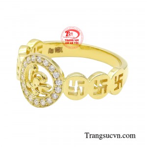 Đai nhẫn được khắc chữ Vạn mang biểu tượng trong phật giáo, đại diện cho sự may mắn.