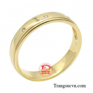 Nhẫn vàng cá tính thời trang được làm từ chất liệu vàng 18k có vẻ ngoài đơn giản nhưng thanh lịch.