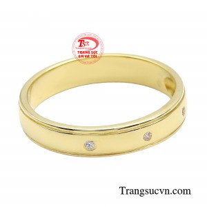 Với kiểu nhẫn trơn đẹp mắt cùng những cách phối đồ và tạo phong cách để bạn có thể tỏa sáng trong các buổi tiệc hay sự kiện quan trọng. 