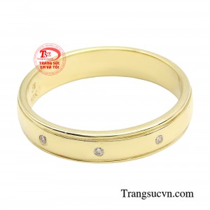 Hãy cùng khám phá và trải nghiệm vẻ đẹp đơn giản và tinh tế của chiếc nhẫn vàng thời trang này.