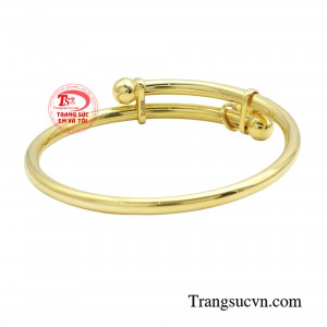 Vòng được thiết kế bo tròn, đơn giản, tinh tế, tối ưu đem lại cảm giác thoải mái cho bé khi đeo.