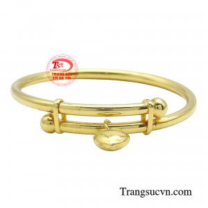 Đặc biệt sản phẩm sử dụng charm trái tim vàng độc đáo và dễ thương tạo nên một món quà trang sức thật đặc biệt. 