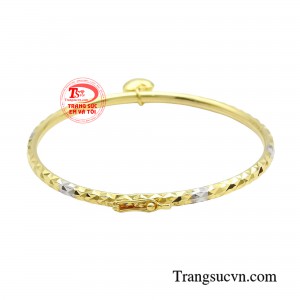 Điểm nhấn chiếc vòng đó là thiết kế nhỏ nhắn cùng điểm nhấn charm trái tim dễ thương tạo cho chiếc vòng tay của bạn trở nên uyển chuyển, nổi bật và sang trọng vô cùng.