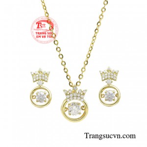 Bộ trang sức vương miện kiêu sa được kết hợp hài hòa giữa những chi tiết đá tạo điểm nhấn cho phong cách của bạn.