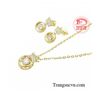 Không chỉ mang lại vẻ đẹp kiêu sa, quý phái cho diện mạo mà khi đeo bộ trang sức này còn giúp thể hiện được vị thế đẳng cấp của người đeo. 