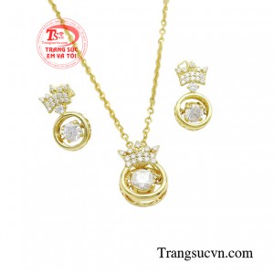 Bộ trang sức vương miện kiêu sa được chế tác tinh xảo nhằm tôn lên vẻ đẹp quyến rũ và tôn vinh nhan sắc của phái đẹp.