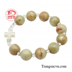 Mỗi hạt Mân Côi trở thành một mối liên kết giữa con người với Thiên Chúa và Đức Mẹ trong quá trình cầu nguyện. 