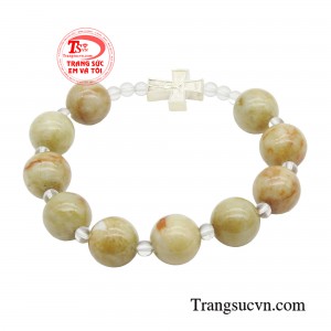 Sử dụng chuỗi Mân Côi là một phần quan trọng của việc cầu nguyện trong đạo Công Giáo. 