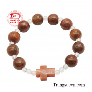 Chuỗi mân côi hộ mệnh được chế tác từ ngọc cẩm thạch thiên nhiên với những viên ngọc nằm sâu trong lòng đất, hấp thụ tinh hoa đất trời hàng triệu năm để hình thành những viên ngọc sáng lấp lánh