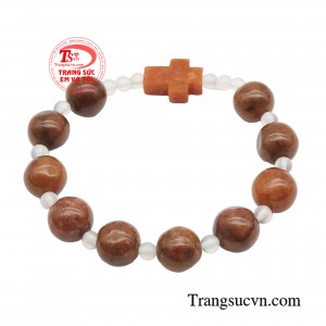 Mang chuỗi Mân côi bên người cũng giúp bạn an tâm hơn, nhắc nhớ Thiên Chúa luôn bên cạnh bạn, mọi nơi và mọi lúc.