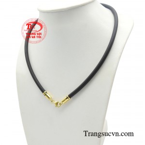 Khi kết hợp dây cao su đeo cổ bọc vàng cùng các loại trang phục hàng ngày sẽ giúp bạn thể hiện được nét lịch lãm và nam tính của phái mạnh. 